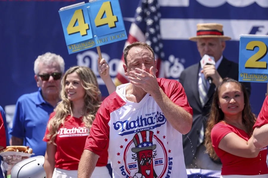rey-del-hot-dog3 El 'rey del hot dog' devora 70 unidades en diez minutos en su esperado retorno a Nueva York
