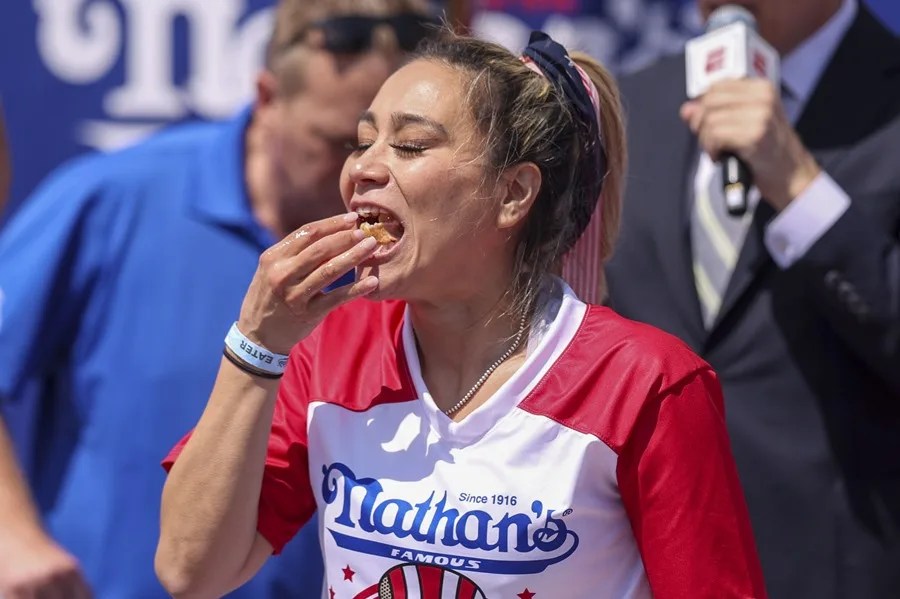 rey-del-hot-dog4 El 'rey del hot dog' devora 70 unidades en diez minutos en su esperado retorno a Nueva York
