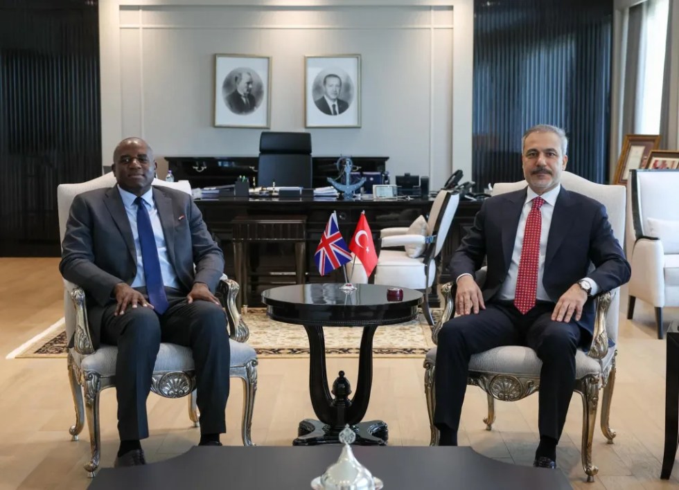 rss-efe9db7761ee08cd0b282d6aa917e47448b32b0e109w-1024x740-1 El ministro de Asuntos Exteriores de Turquía, Hakan Fidan (D), y al secretario de Asuntos Exteriores británico, David Lammy, durante su reunión en Ankara, Turquía.