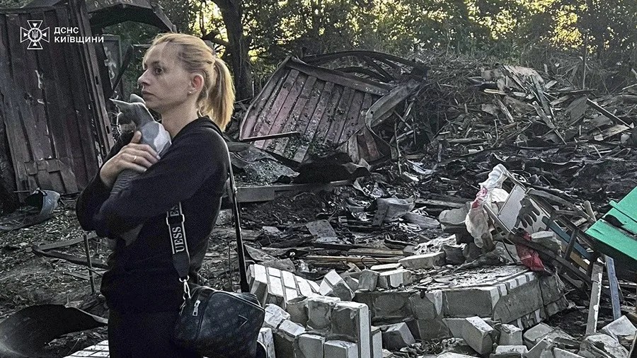 ucrania-1 una mujer de pie en el lugar de un bombardeo tras los ataques con drones rusos en la zona de Kiev