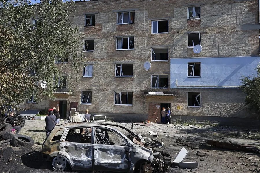 ucrania-rusia esidentes locales en el lugar del bombardeo tras los ataques con drones rusos en la zona de Kiev